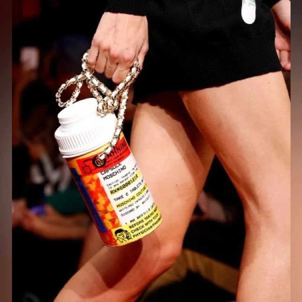 SOLD💫VESTIAIRE- MOSCHINO PILL PURSE - Picture 15 of 16